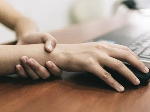 Tê bì, đau nhức tay - loại bệnh dân văn phòng, thợ thủ công, phụ nữ nội trợ hay gặp