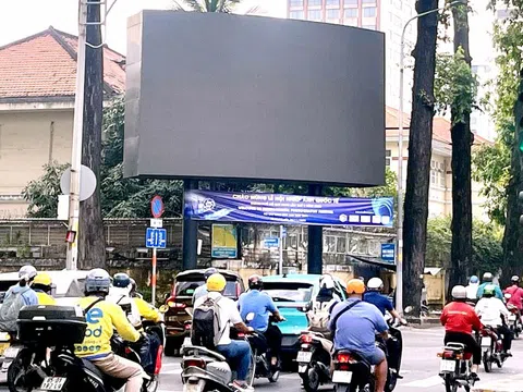 Di tích Viện Pasteur TP.HCM 'kêu cứu' vì chìm trong quảng cáo: Tháo dỡ 2 trong tổng số 3 trụ