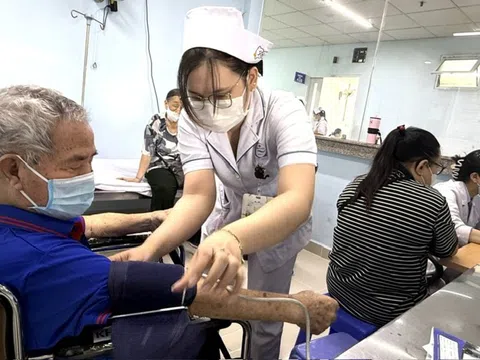 26-27 tuổi mới hành nghề, thu nhập 7 triệu đồng không đủ sống, phải xếp bậc lương bác sĩ cao hơn