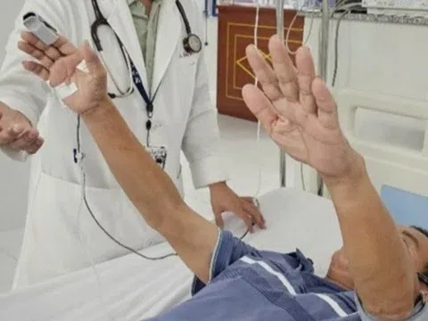 Bệnh nhân đột quỵ ở Côn Đảo định vay nợ thuê máy bay vào đất liền