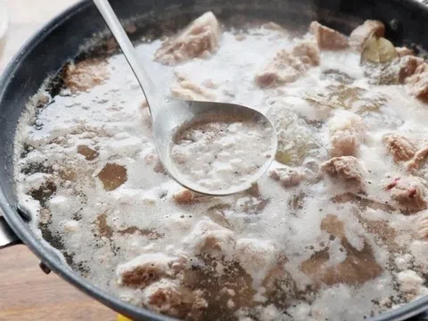 Chần thịt qua nước sôi: Chuyên gia giải đáp thói quen của 90% nội trợ