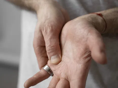 Thường bị tê, đau tay là dấu hiệu của bệnh gì?