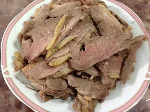 Thịt đã nấu chín để qua đêm, trông vẫn ngon nhưng có còn an toàn để ăn