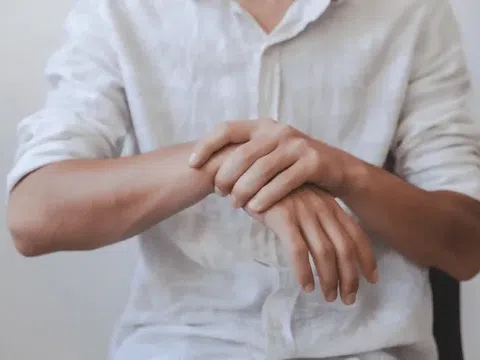 Tê tay tưởng chuyện nhỏ nhưng lại là dấu hiệu của bệnh khó chữa