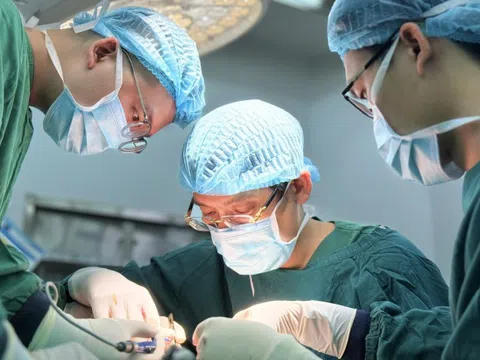 12 giờ vi phẫu cứu bàn tay bị đứt gần rời 4 ngón