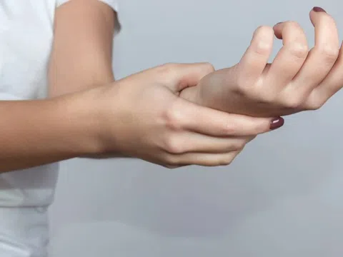 Tay luôn tê mỏi, đau bàn tay là dấu hiệu bệnh gì?