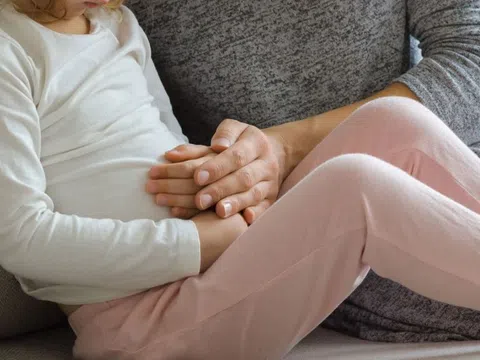 Bé gái bí tiểu 2 tháng, đi viện phát hiện nguyên nhân từ màng trinh