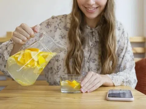 Điều gì xảy ra với thận khi bạn uống nước chanh ấm mỗi sáng?