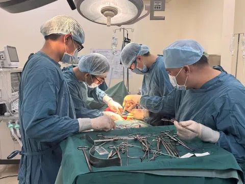 Hút thuốc lá suốt 30 năm, người đàn ông tại TP.HCM tiểu ra máu