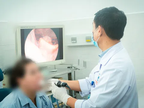 Ngậm nhiều C sủi chữa hóc xương cá, nữ bệnh nhân bị bỏng niêm mạc họng