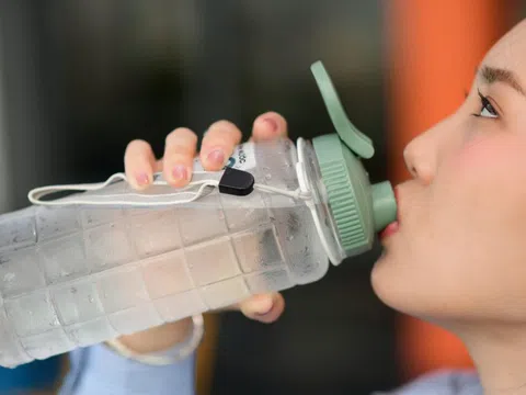 Nên uống bao nhiêu nước mỗi ngày?