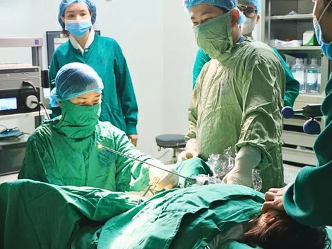 Bé gái 5 tuổi viêm âm đạo kéo dài vì nguyên nhân không ngờ