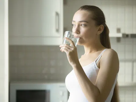 4 dấu hiệu sau khi uống nước là cảnh báo suy thận