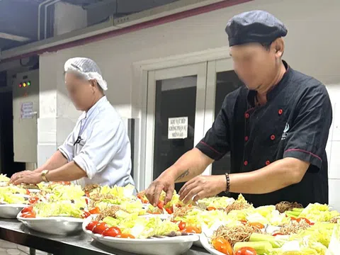 Mất an toàn vệ sinh thực phẩm từ quán bình dân đến nhà hàng, ngăn chặn thế nào?