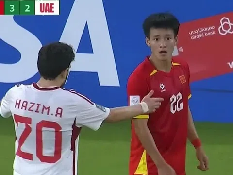 Thanh Nhàn ngơ ngác khi bị thay ra trước U23 UAE