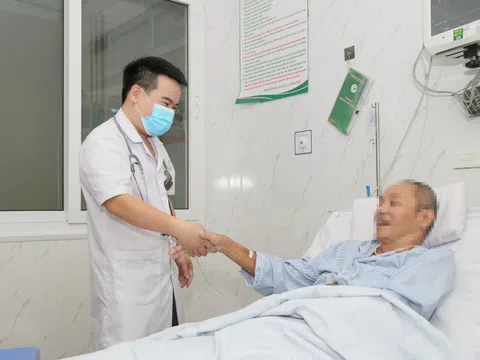 Cứu sống người đàn ông bất ngờ hôn mê sâu khi đang chơi tennis