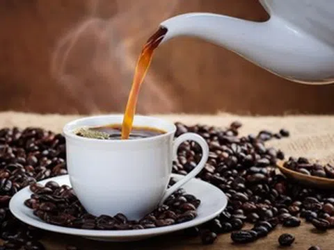 Vì sao tim đập nhanh, tăng huyết áp sau uống cà phê?