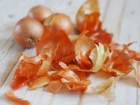 Vì sao không nên vứt bỏ vỏ hành tây?