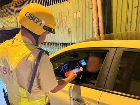 Uống 5 ly rượu, bao lâu thì hết cồn?