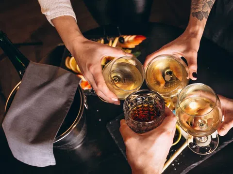 'Bức tử' gan và não vì những cuộc nhậu cuối năm