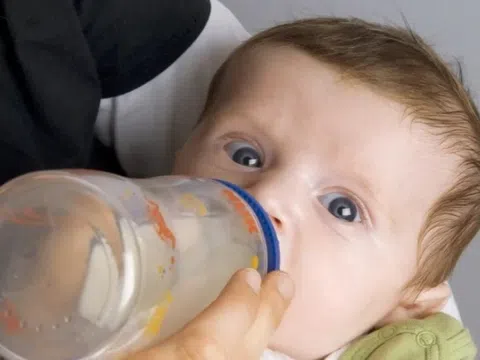 Nhiều trẻ nghi nhiễm độc từ sữa công thức, Thụy Sĩ tiến hành điều tra