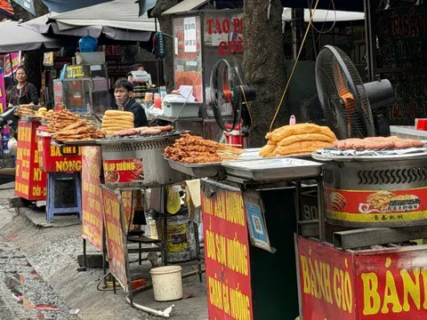 Thức ăn không che đậy, người bán không đeo găng tay đầy đường phố