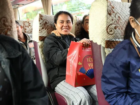 Bệnh viện TW Huế và Long Châu tặng quà, đưa bệnh nhân về quê đón Tết