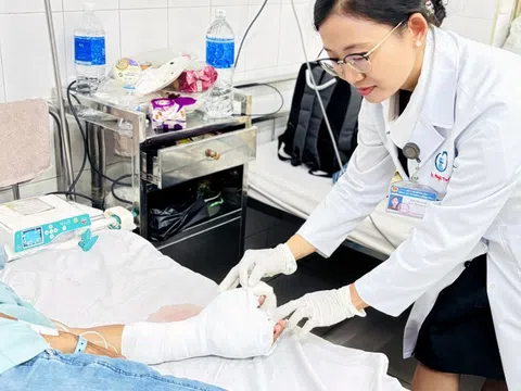 Thanh niên bị nồi bánh chưng đổ đập vào tay làm đứt lìa ngón cái