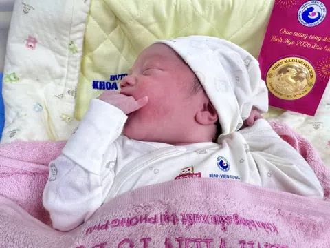 Những em bé chào đời vào thời khắc năm 2026 tại Bệnh viện Từ Dũ được tặng vàng may mắn