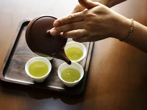 Uống trà sai thời điểm, dạ dày dễ 'lên tiếng'
