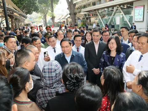 Thủ tướng Phạm Minh Chính thăm, chúc Tết, động viên y bác sĩ và người bệnh