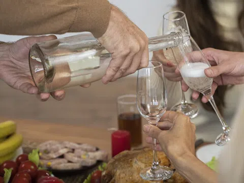 Cách làm chậm cơn say và giảm tổn thương gan do rượu