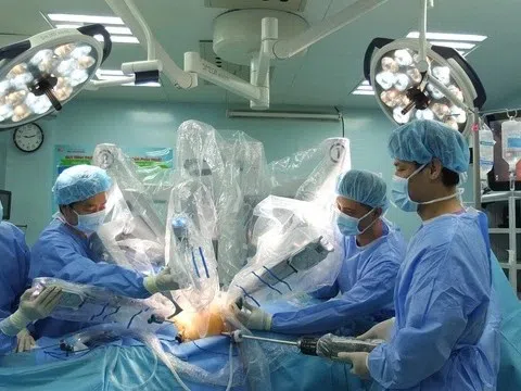 Bệnh nhân Việt Nam đầu tiên được phẫu thuật robot cắt phổi biệt lập
