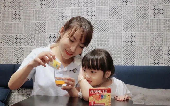 Hot mom chia sẻ kinh nghiệm hạ sốt cho con