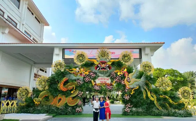 Cổng hoa cưới khủng nhất Việt Nam nhân ngày Quốc Khánh 2/9 do Học viện Neffertiti thực hiện