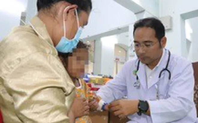 Bác sĩ Việt cứu sống một bé gái Campuchia nguy kịch