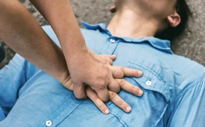 Người đàn ông đột ngột ngừng tim khi đang chơi cầu lông