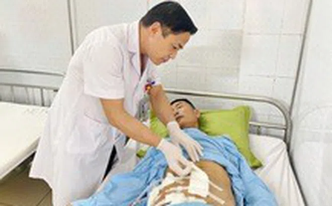 Chiếc xà beng dài hơn 1m đâm xuyên thành bụng người đàn ông 61 tuổi