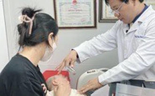 Bé 5 tháng tuổi da bong tróc, chảy dịch vì cha mẹ chủ quan