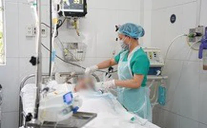 5 người chuyển đến Bệnh viện Chợ Rẫy sau khi bị tạt axit vào bàn nhậu, 1 người tiên lượng xấu