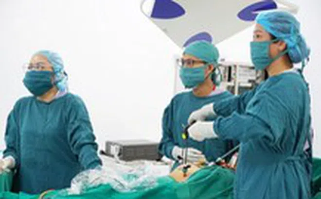 Đau bụng âm ỉ, bé gái 14 tuổi có ba khối u nang buồng trứng