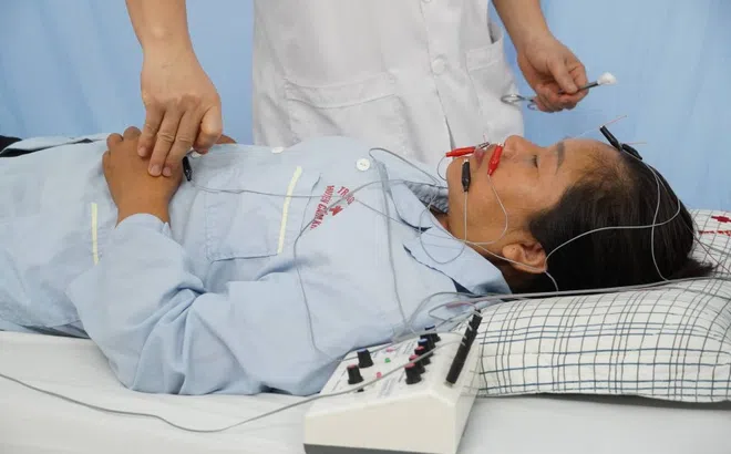 Người phụ nữ nhập viện sau đêm ngủ phòng máy lạnh