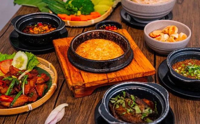 Cơm Đốt Thố Lão Đại bán gần 900 suất mỗi ngày