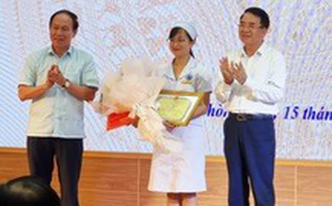 Khen thưởng nữ điều dưỡng cứu sống bé 7 ngày tuổi bị sặc sữa