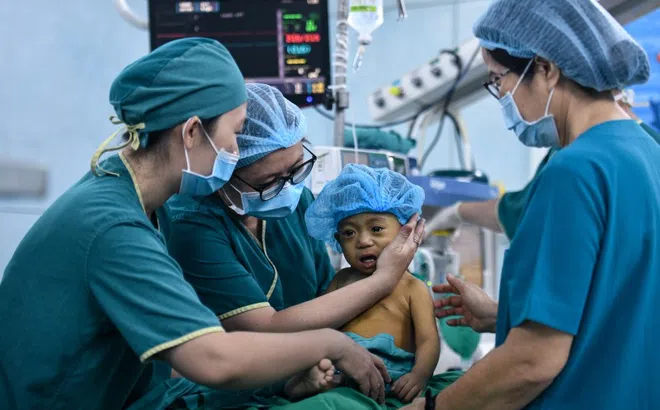 Cuộc đại phẫu ghép gan 'hồi sinh' bé trai ở TP.HCM