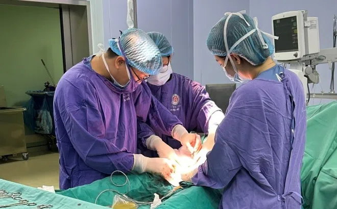 Người đàn ông phải cắt bỏ tinh hoàn sau dấu hiệu lạ ở bụng