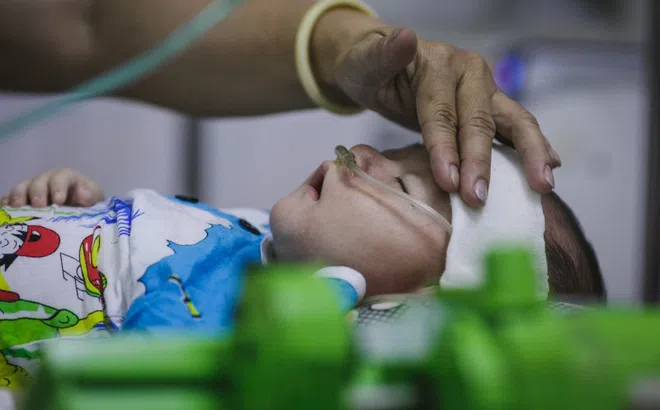 Cảnh căng thẳng trong phòng cách ly bệnh sởi ở TP.HCM