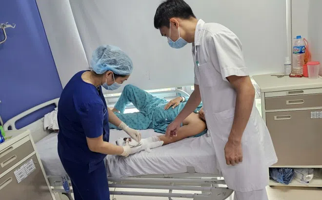 Tai nạn khiến người đàn ông bị lột toàn bộ da bàn tay