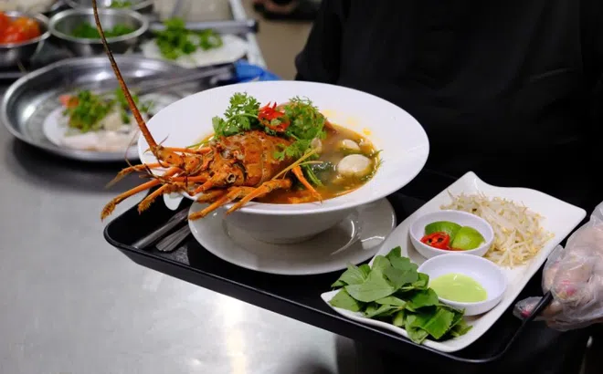 Phở tôm hùm 600.000 đồng ở TP HCM