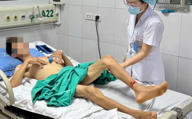 Nhập viện sau 18 ngày nhịn ăn, chỉ uống nước kiềm pha muối